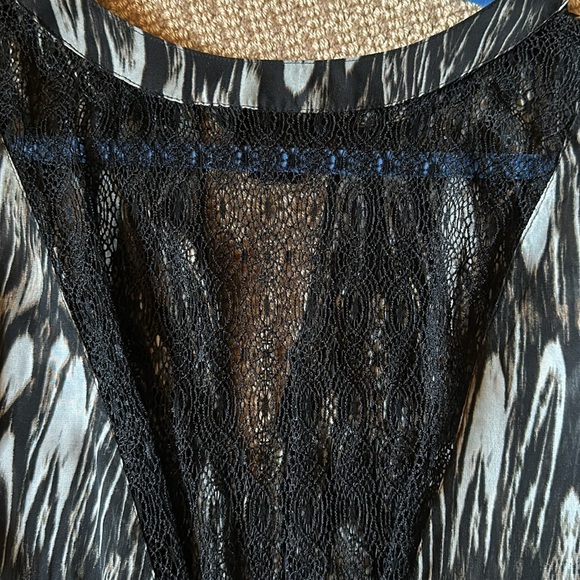 Miracle body large l tunic sheer lace in back with button to create flow hot - Picture 5 of 9